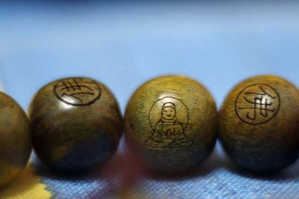 佛珠激光雕刻刻字，盡顯激光打標(biāo)工藝之美