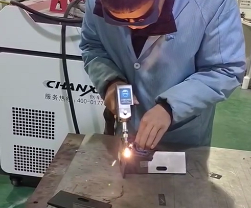 手持式激光焊接機(jī)
