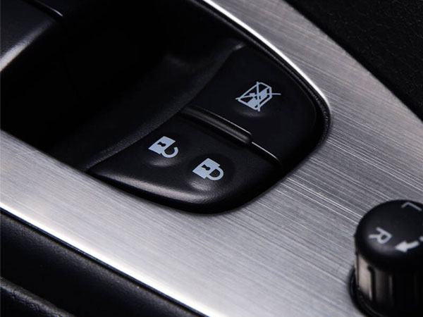 汽車裝飾件激光拉絲設備—激光打標機 &nbsp;塑料拉絲