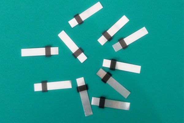 極片極耳切割機，電池生產(chǎn)新助力