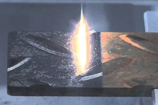 手持式金屬去污除銹設(shè)備—手提式激光清洗機(jī) 手持式金屬去污除銹設(shè)備—手提式激光清洗機(jī)